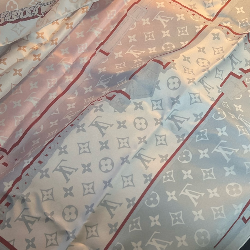 Sold - Louis Vuitton LV Confidential Scarf 70 square scarf; current - Picture 4 of 6